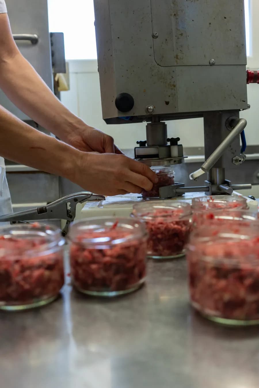 Hachage de la viande à l'atelier de charcuterie Lehena