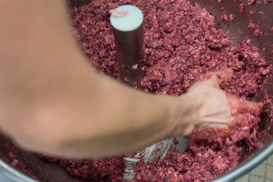 Préparation à la main de la chair à charcuterie à l'atelier Lehena
