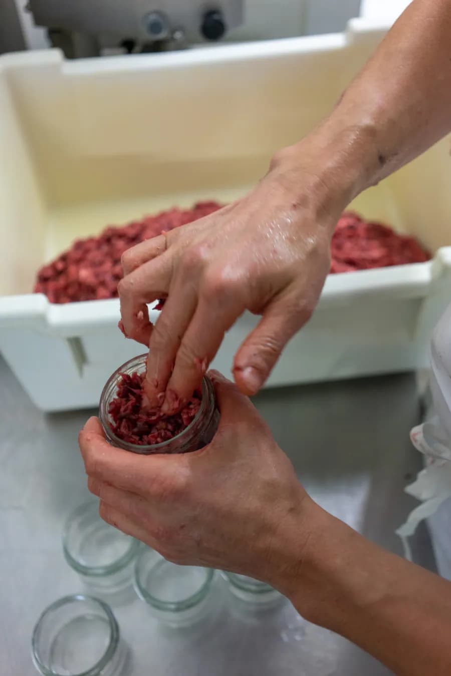 Mise en bocal de la préparation, salaison au sel sec