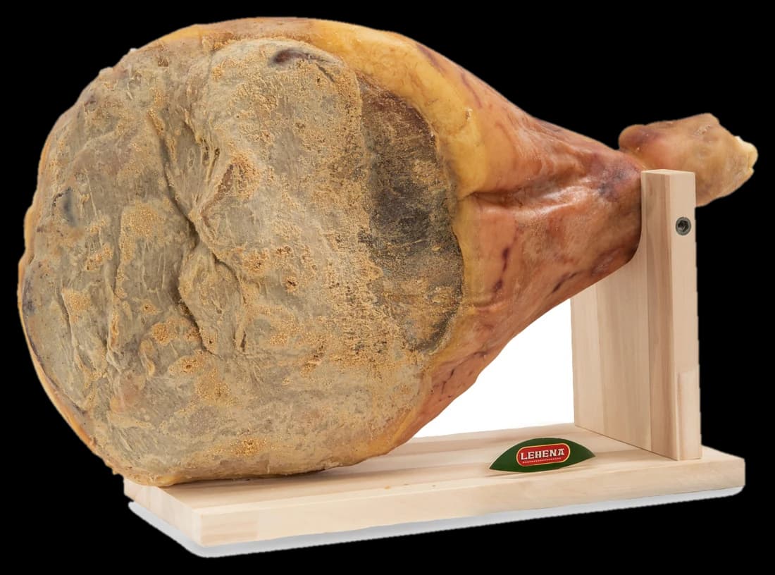 Jambon Orhi entier de la Maison Lehena sur son porte-jambon, affiné 24 mois sans nitrite