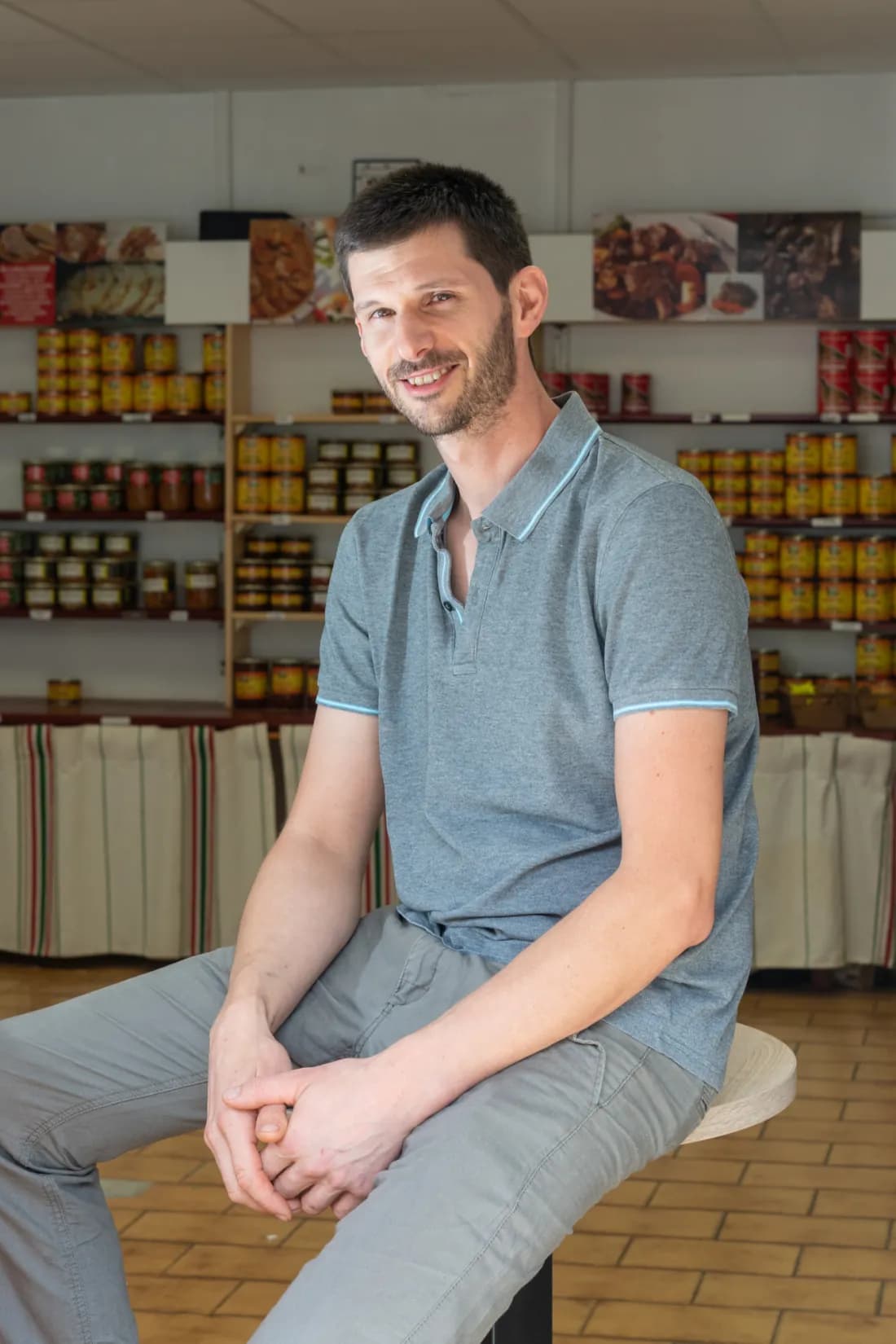 Bénat Petit, maître artisan charcutier de la Maison Lehena, dans sa boutique