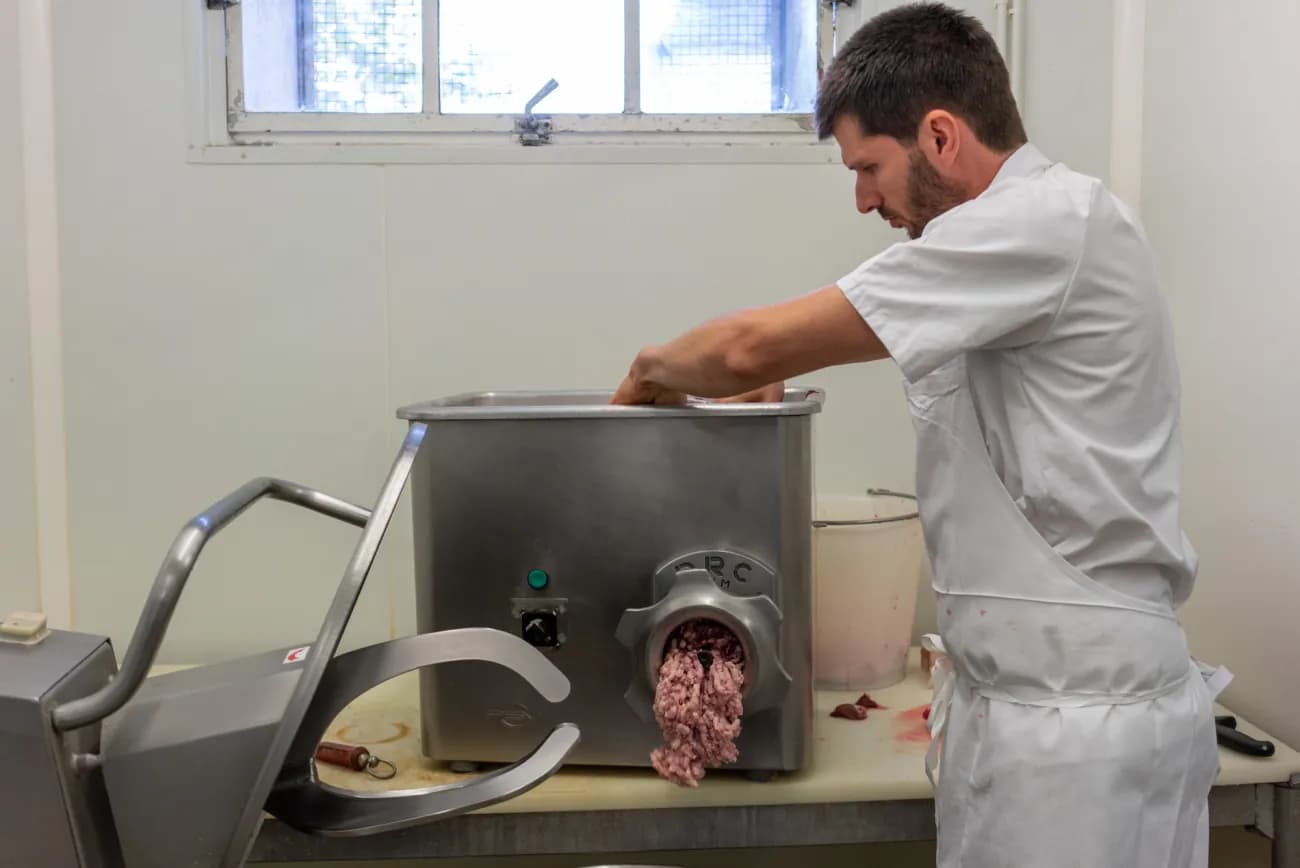 Atelier de charcuterie Lehena à Laguinge, en Soule — Pays Basque