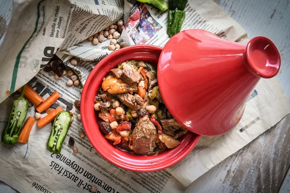 Plat cuisiné du Pays Basque mijoté à l'ancienne, servi en cocotte