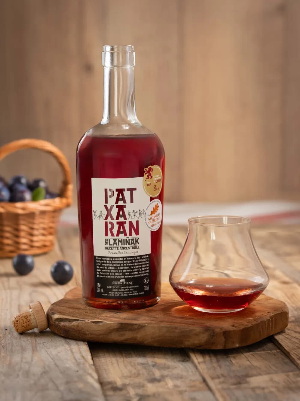 Bouteille de Patxaran Lehena et son verre, prunelles sauvages