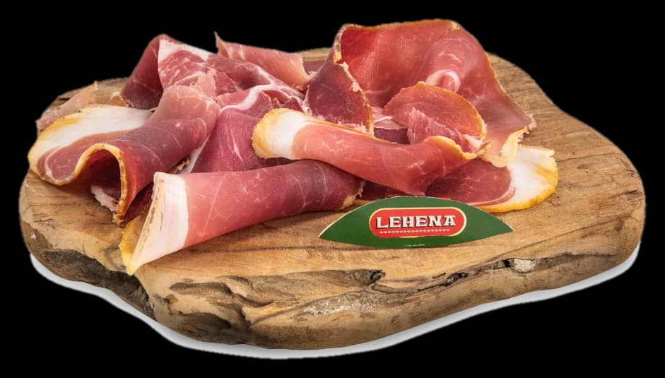 Chiffonade de jambon Orhi tranché sur planche en bois, affiné 24 mois sans nitrite